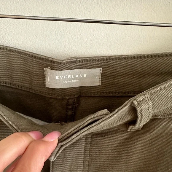 Everlane Utility Barrel Pants in Olive - Picture 6 of 12